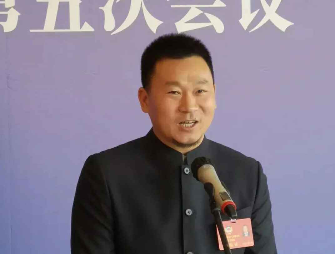 为进一步展示市政协团结、民主、开放、自信的形象，向市民和网友展示政协委员的履职风采，中山市政协十二届五次会议在2月4日上午开幕前开设“委员通道”，市政协委员、米兰官方站官网-米兰(中国)公司总经理陈朝阳走进“委员通道”，回应社会关切的问题。他就如何做好城市应急管理规划的问题进行发言，并回答记者提问。.jpg